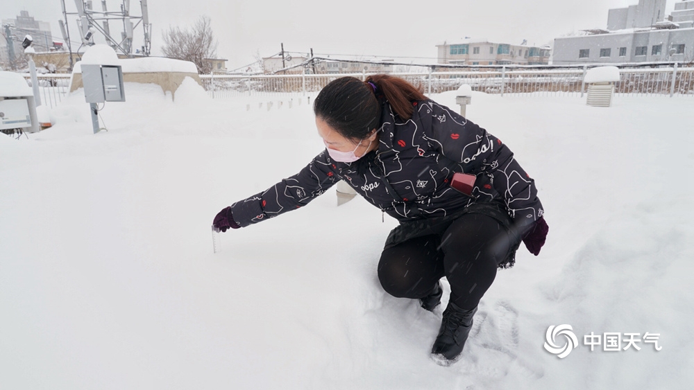 辽宁本溪遭遇大暴雪 积雪29厘米汽车被“淹没”