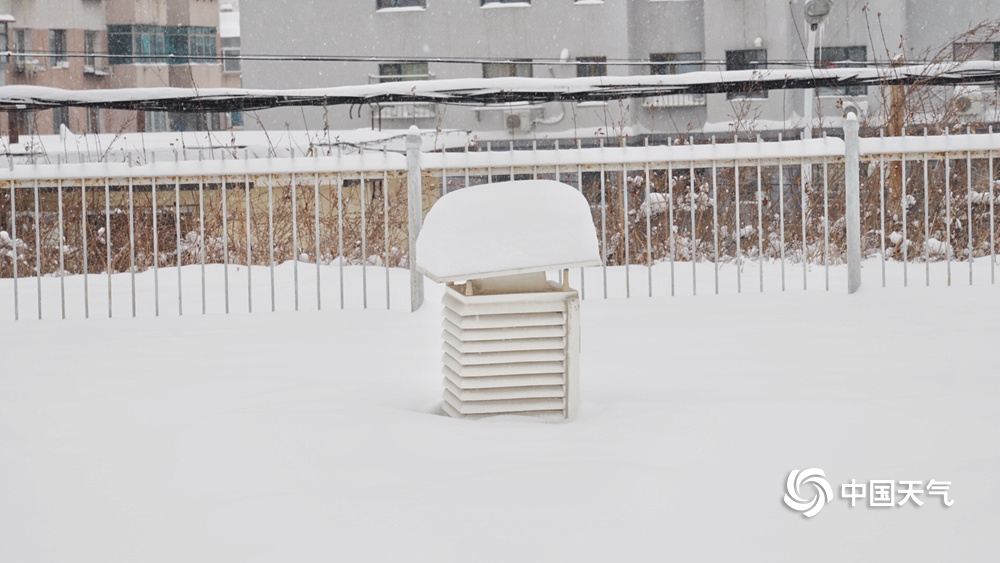 辽宁本溪遭遇大暴雪 积雪29厘米汽车被“淹没”