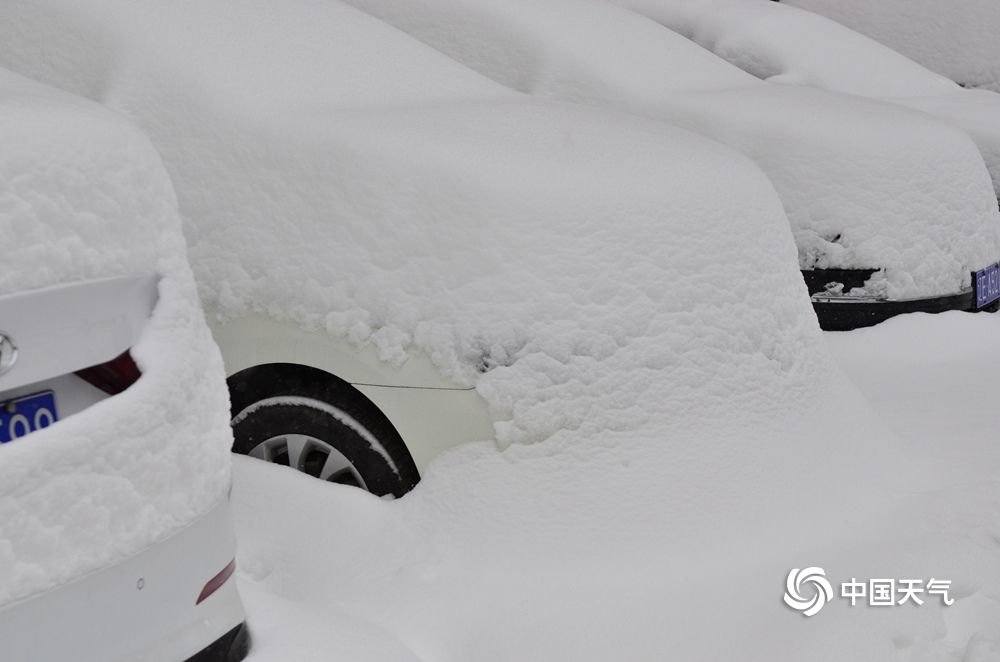 辽宁本溪遭遇大暴雪 积雪29厘米汽车被“淹没”