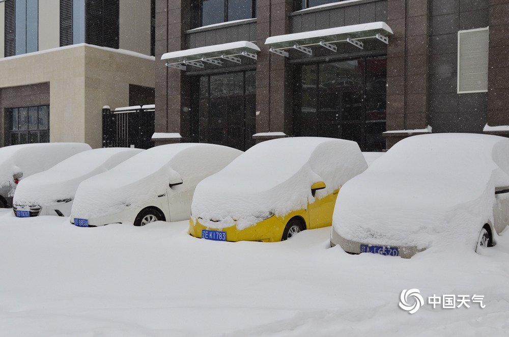 辽宁本溪遭遇大暴雪 积雪29厘米汽车被“淹没”