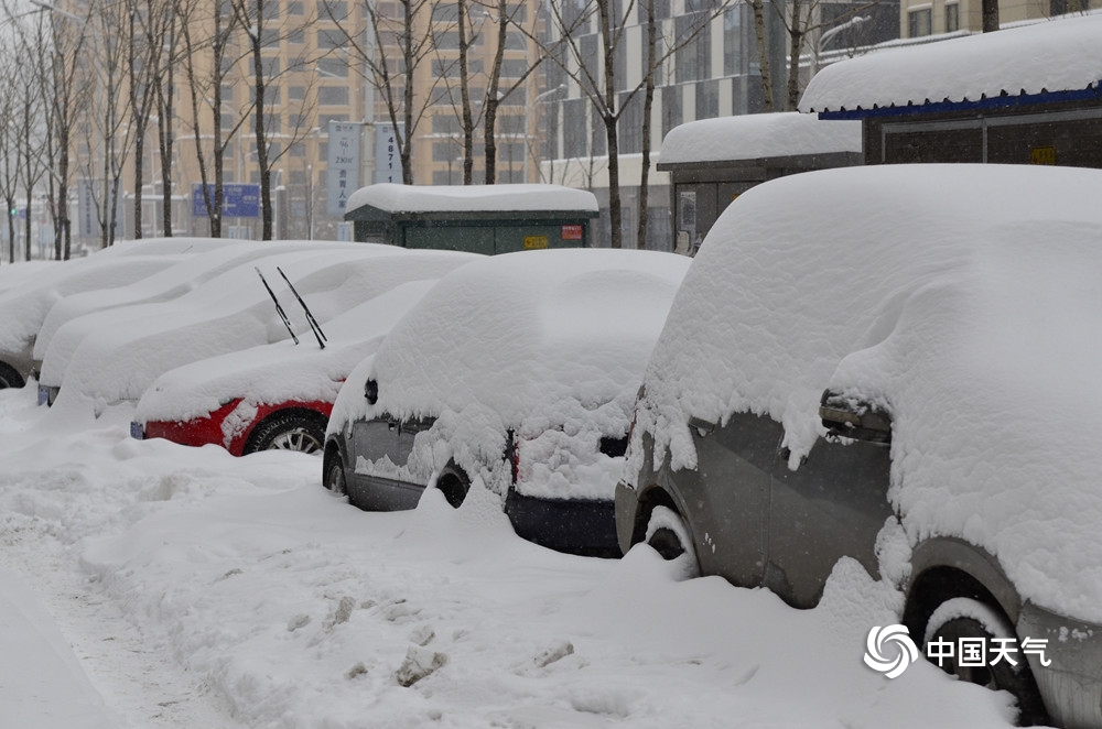 辽宁本溪遭遇大暴雪 积雪29厘米汽车被“淹没”