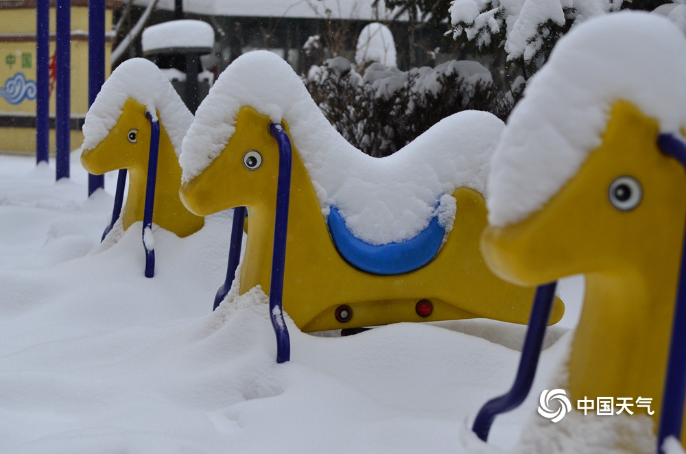 辽宁本溪遭遇大暴雪 积雪29厘米汽车被“淹没”