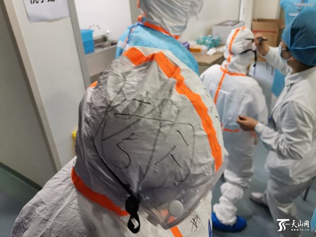防护帽写着大盘鸡烤包子 医护人员邀请病患：抗疫胜利来尝新疆美食