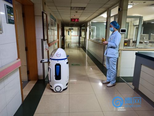 医院护士用小胖机器人往隔离病房送药