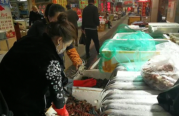 全省最大海鲜市场复工 美味海鲜重回市民餐桌