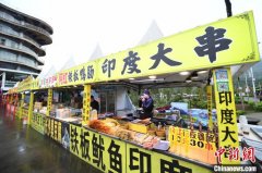 重庆景区恢复常态 :汽车后备箱集市添
