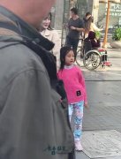 李小璐带甜馨外出游玩,自己打扮时髦