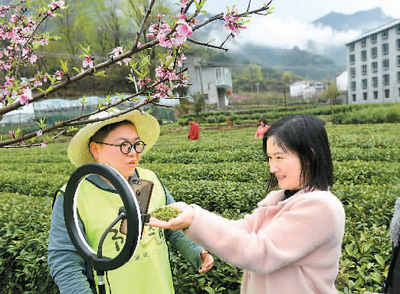 田间地头，直播引领新时尚(“宅经济”激活新消费⑤)