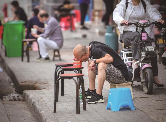 五一期间市民走上街头品尝美食 熟悉的武汉味道