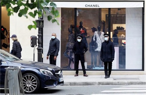 巴黎众多奢侈品门店恢复营业，店内光景与以往大不同