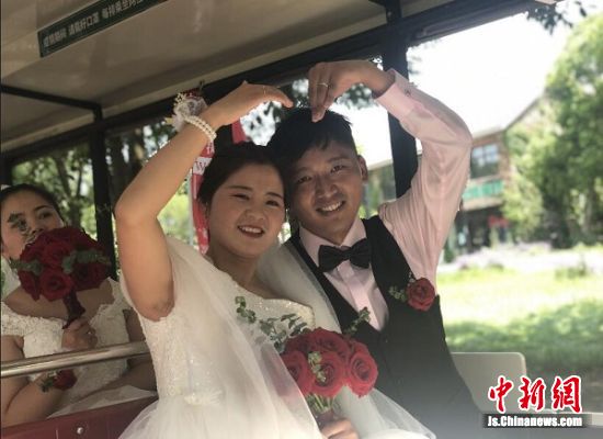 弘扬文明节俭新风尚 宿迁百位新人花海中办集体婚礼