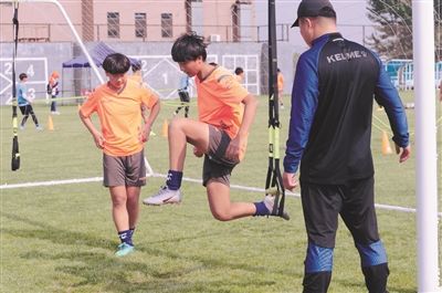 辽宁全运男女足在训练场上 挥洒汗水