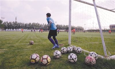 辽宁全运男女足在训练场上 挥洒汗水