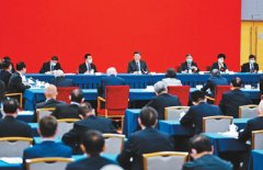 坚持用全面辩证长远眼光分析经济形势