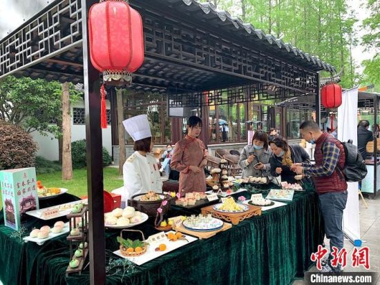 2020年4月18日，扬州举办“烟花三月”美食节。　崔佳明 摄