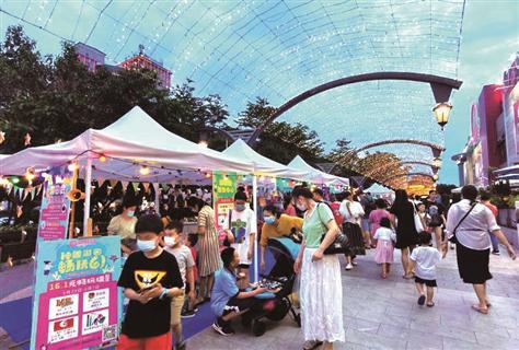 厦门首个规模化夜间集市开街 摊位与房车相结合
