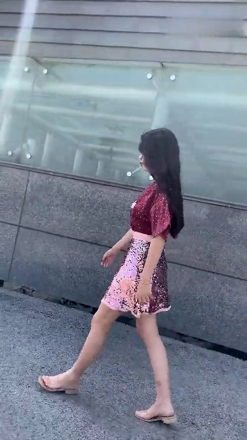 时尚美女街拍,漂亮妹子的穿搭,一身闪亮简直太耀眼! 时尚美女街拍,漂亮妹子的穿搭,一身闪亮简直太耀眼!