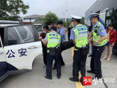 大客车上女乘客食物中毒生命垂危,高速交警