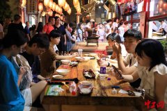 西安:永兴坊美食吸引民众夜游打卡