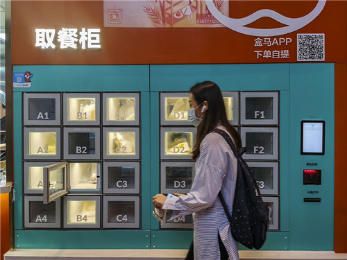 2020年7月20日，上海，白领在盒小马早餐店的保温快递柜前扫码取餐。人民视觉 图