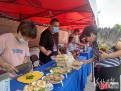 观海看城、品美食!各地游客热逛“天下第一