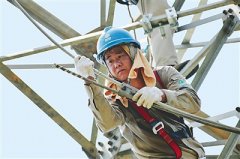 南平电业局:技术人员加紧安装新型防