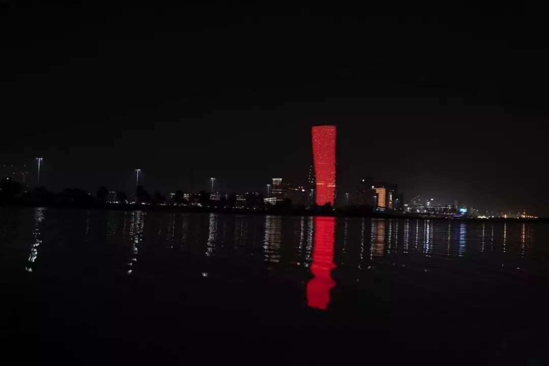 清华校友点亮阿联酋标志建筑,为战“疫”加油