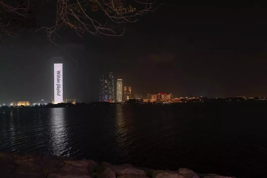 清华校友点亮阿联酋标志建筑,为战“疫”加油
