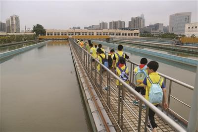 节约用水保护水环境 南京小学生参观污水处理厂