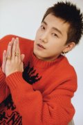 范世�W圣诞写真出炉 红毛衣少年温暖治愈
