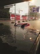 大雨中奶奶欲背孙女�水回家 城管见状