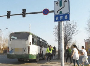 长春市交警支队对19台公交车违规停车进行处罚