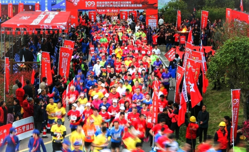 奔万里体育运营红色马拉松在建宁花海起跑